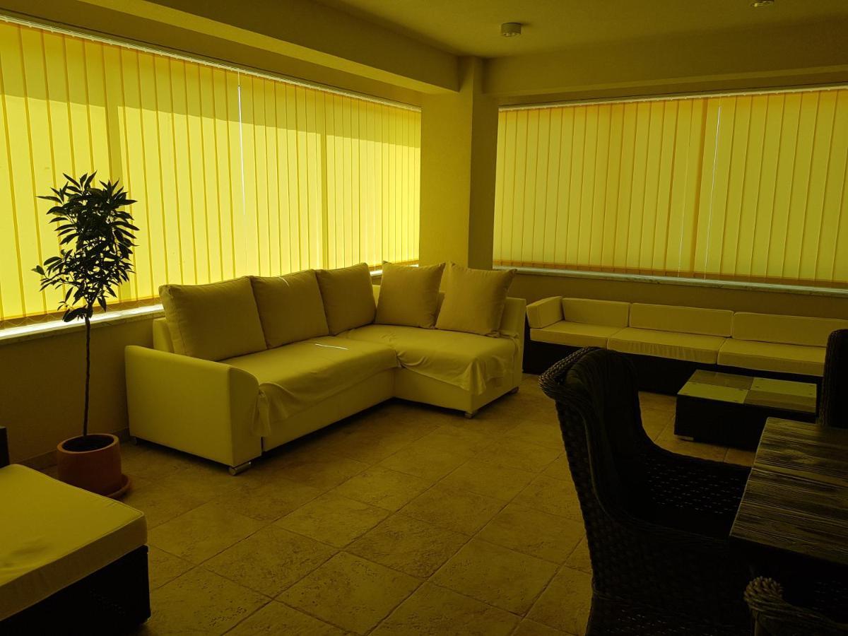 Yellow Cube Kozino Bagian luar foto