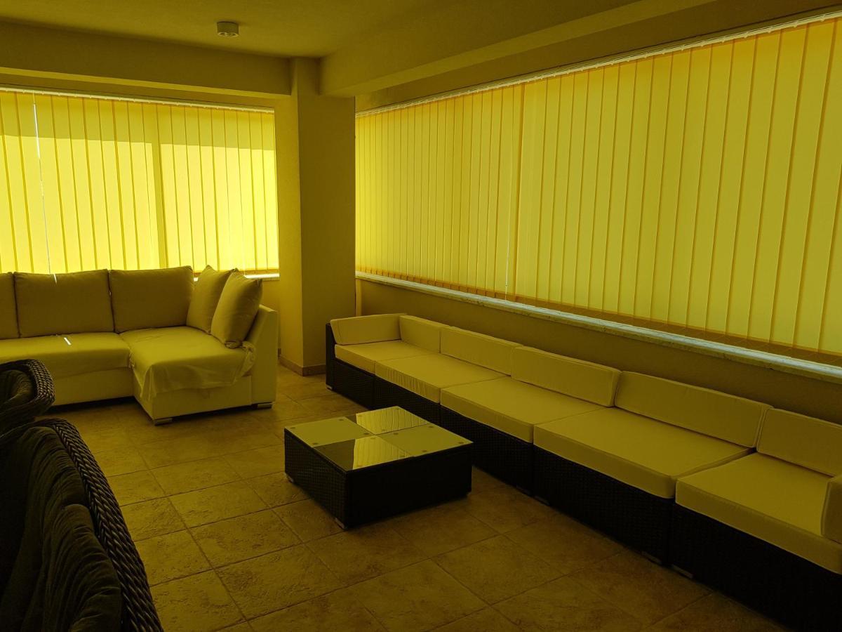 Yellow Cube Kozino Bagian luar foto